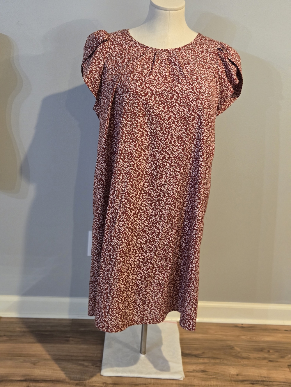 Floral Cap-Sleeve Shift Dress in Red